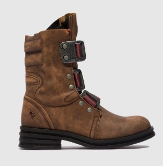 Стъпки в изкуството: Магията на обувките Fly London